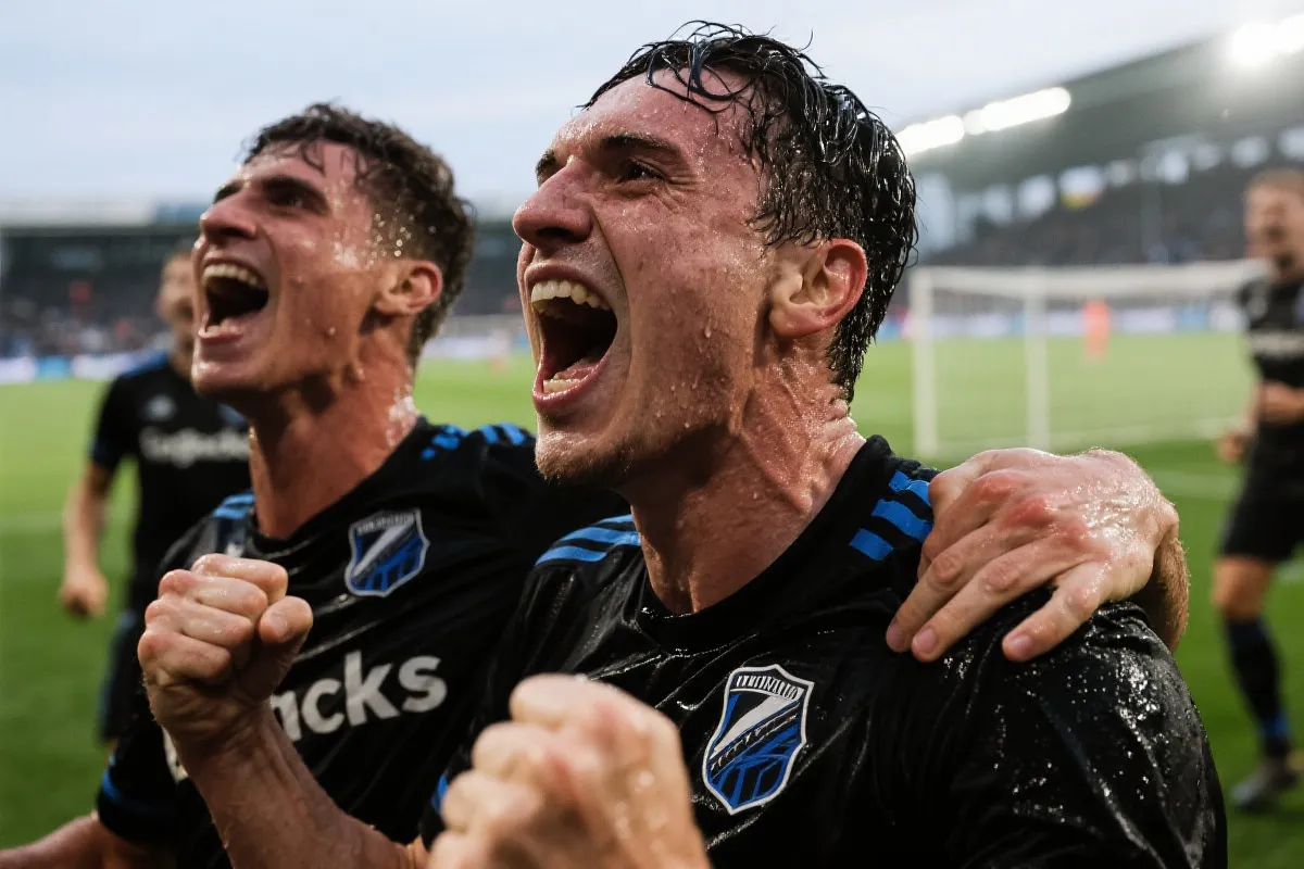 黑马球队球员庆祝进球，充满激情与汗水，特写镜头